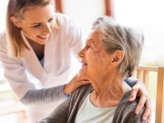 https://lmse-ppd.lemediasocial-emploi.fr/media/cache/resolve/articles_thumbnail/uploads/images/articles-small/5bbc696c5def5_Aide-soignant-Ehpad-ou-hopital%20%281%29.jpg