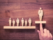 https://lmse-ppd.lemediasocial-emploi.fr/media/cache/resolve/articles_thumbnail/uploads/images/articles-small/5bbe296cb4fcb_Bon-profil-directeur-p%C3%B4le%20%281%29.jpg