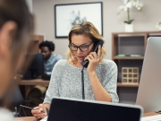 https://lmse-ppd.lemediasocial-emploi.fr/media/cache/resolve/articles_thumbnail/uploads/images/articles-small/5f7f31919b424_Actu_Ecoutante%20t%C3%A9l%C3%A9phone.jpeg