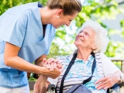 Image de l'article Aides-soignants : exercer en Ehpad ou à l’hôpital ?